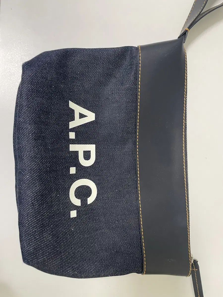 A.P.C. 아페쎄 악셀 로고 데님 파우치